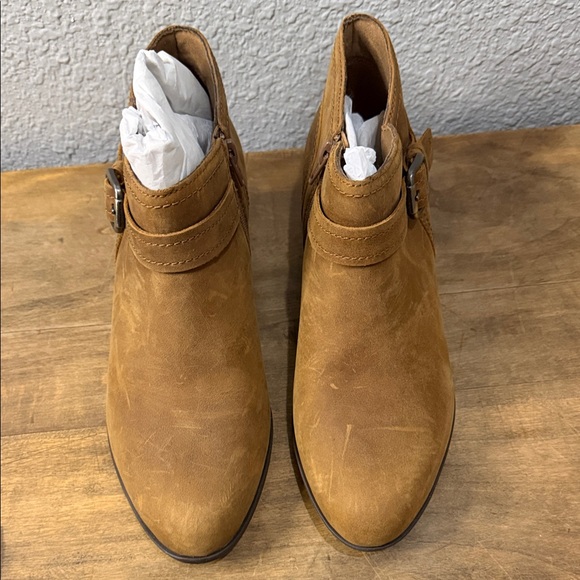Clarks Women's Brown Leather Ankle Booties size 10 New in Box - Picture 2 of 7